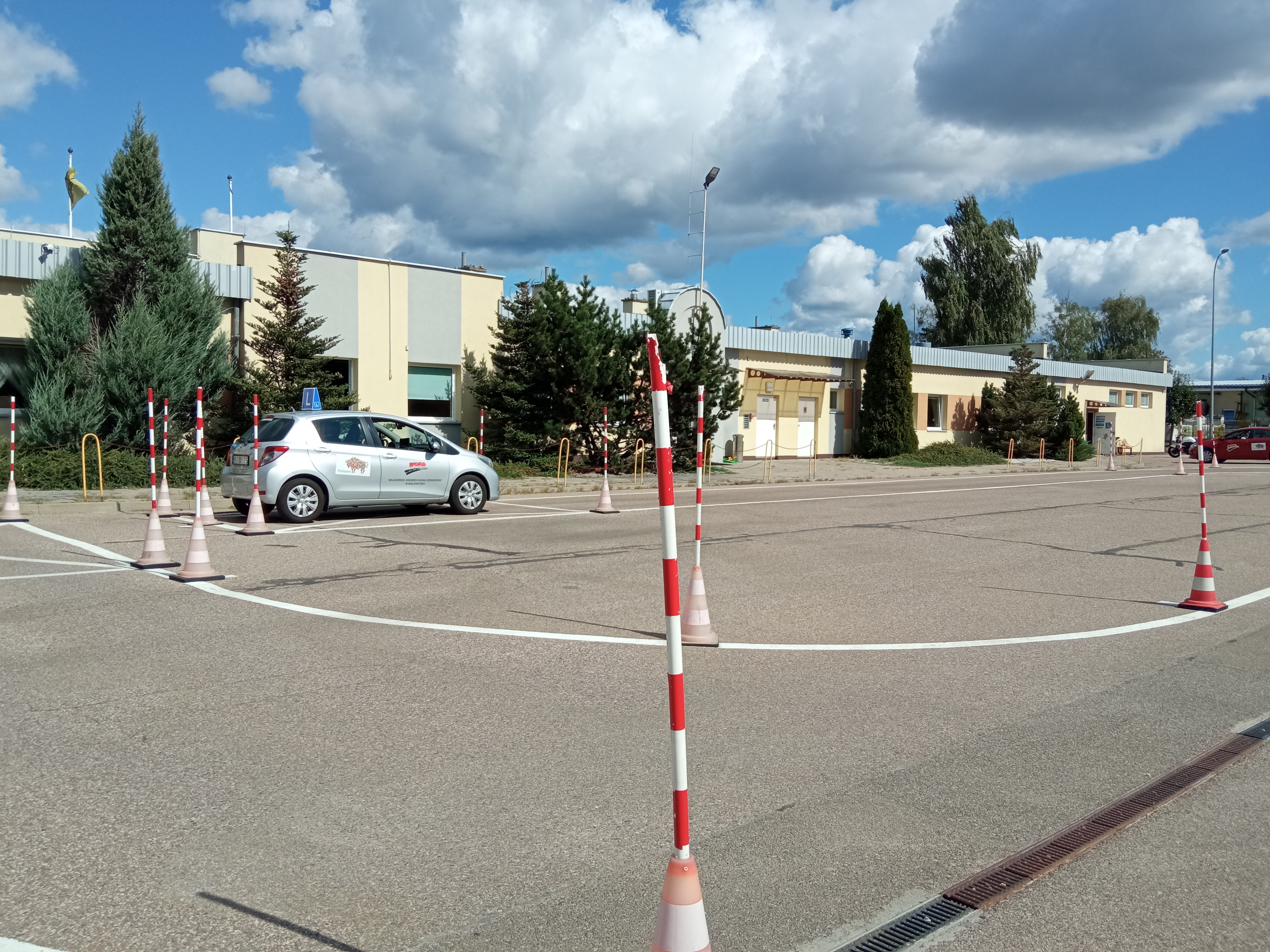 Samochód nauki jazdy stoi na placu