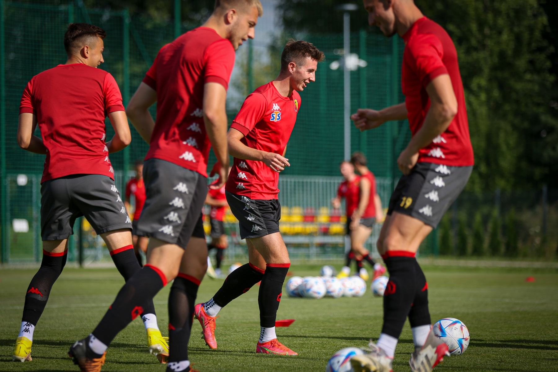 mężczyźni w strojach sportowych na boisku