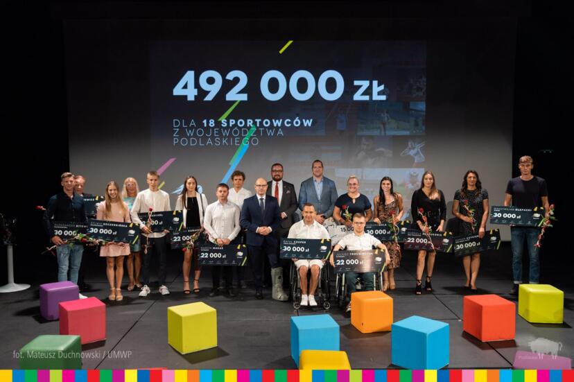 Grupa osób na scenie