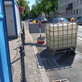 Znaki i materiały budowalne na remontowanej ulicy