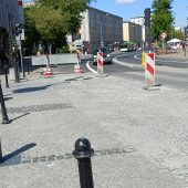 Znaki pachołki na remontowanej nawierzchni ulicy