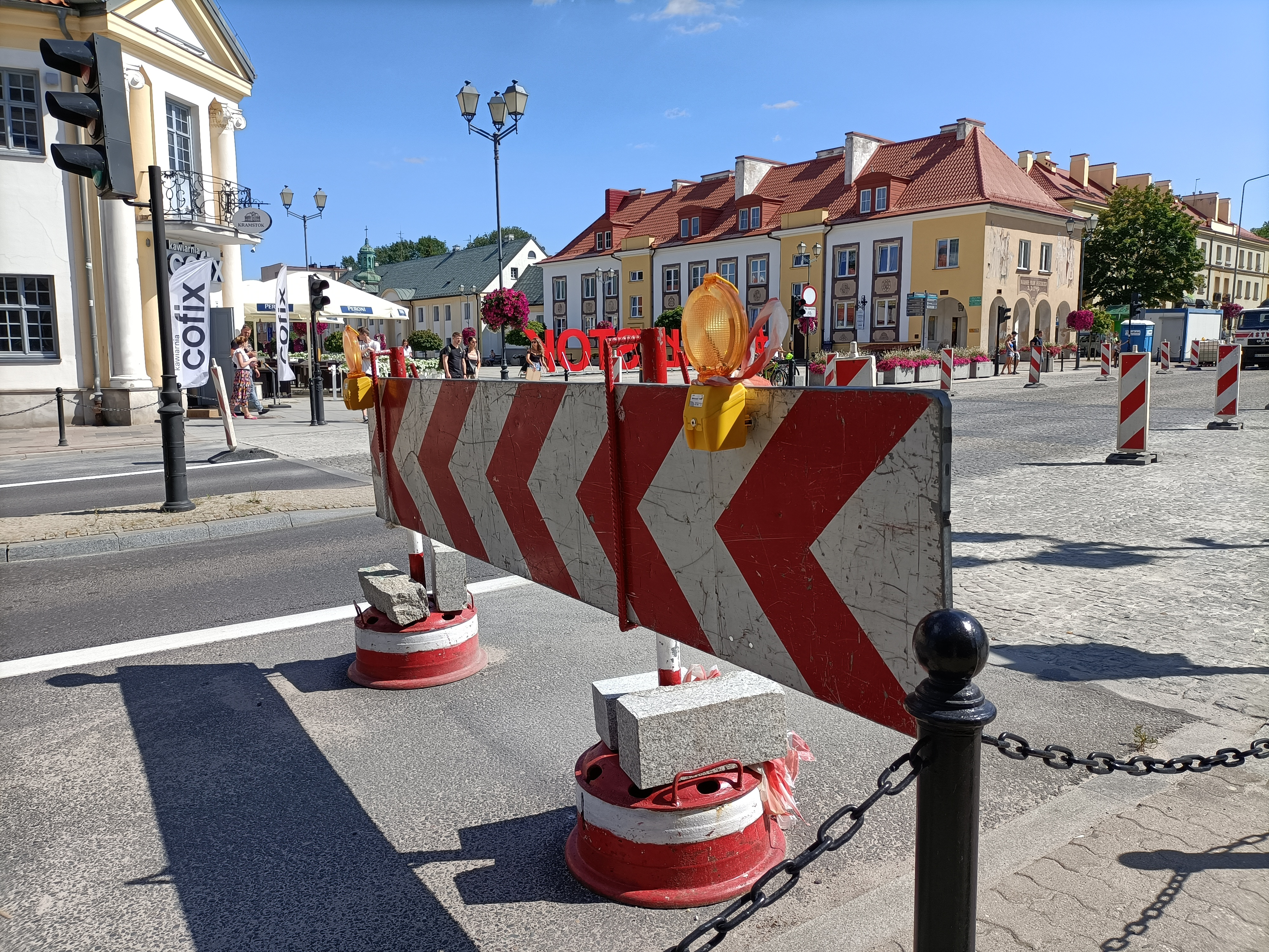 Znak ograniczenia wjazdu na remontowanej ulicy