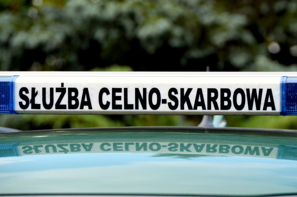 Belka dachowa radiowozu z napisem Służba Celno-Skarbowa