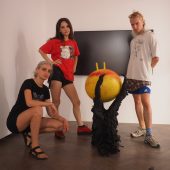 Trzy osoby przy instalacji artystycznej