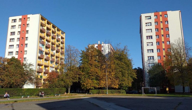 widok z oddali na wieżowce mieszkalne