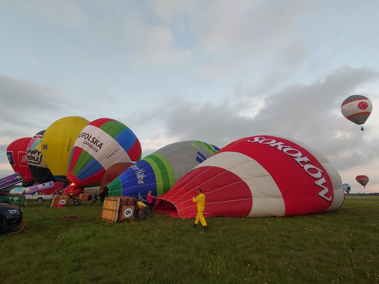 balony leżą na ziemi czekając na start