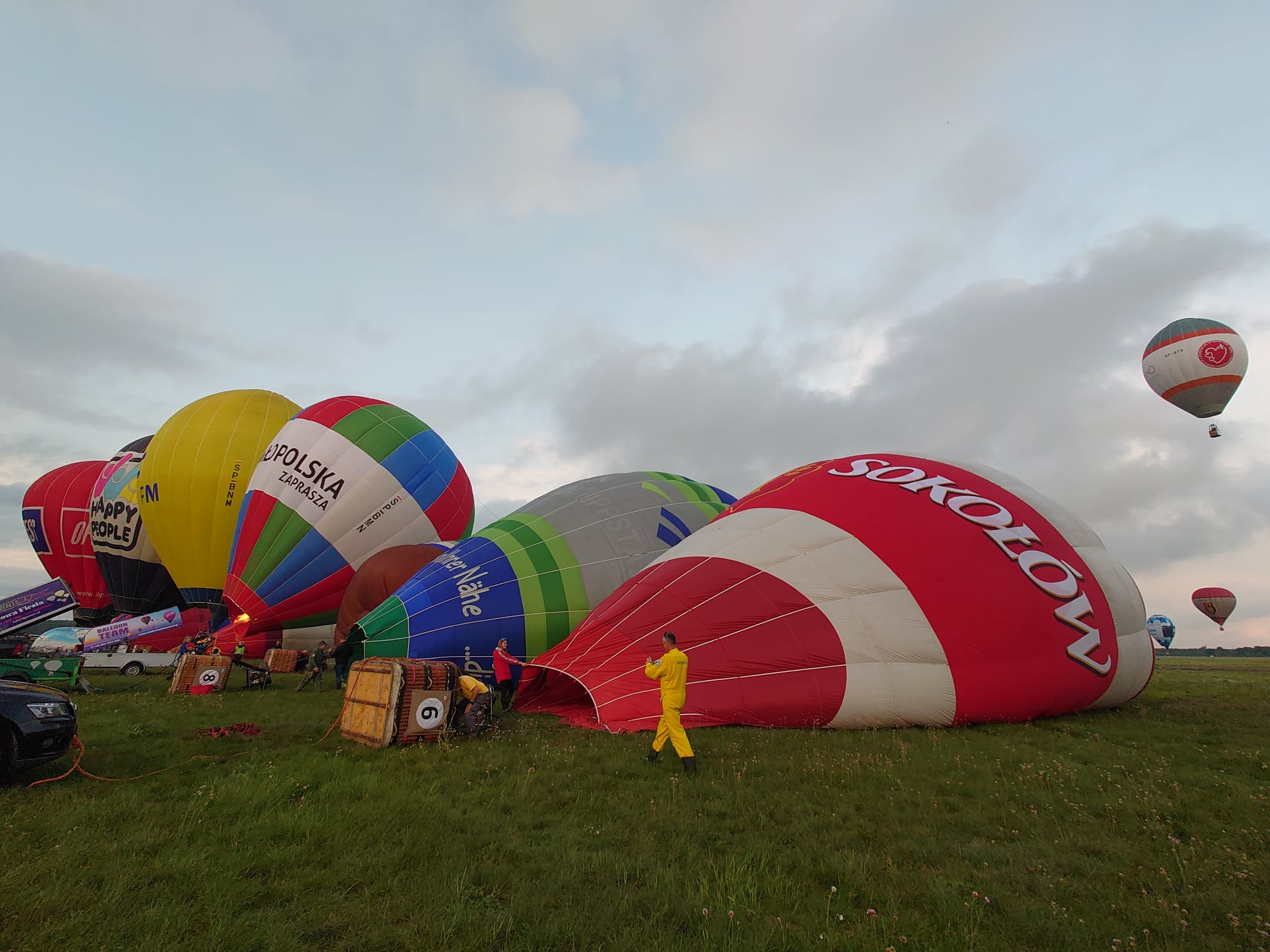 balony leżą na ziemi czekając na start