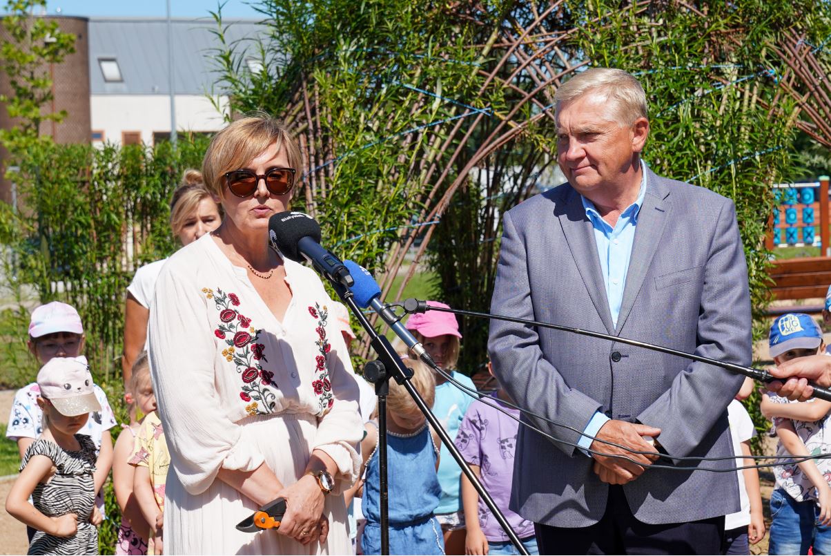 prezydent Tadeusz Truskolaski z jedną z pracownic UM