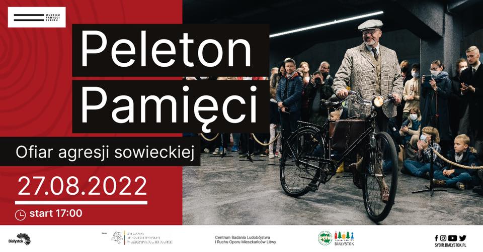Manekin przy rowerze i napis Peleton Pamięci