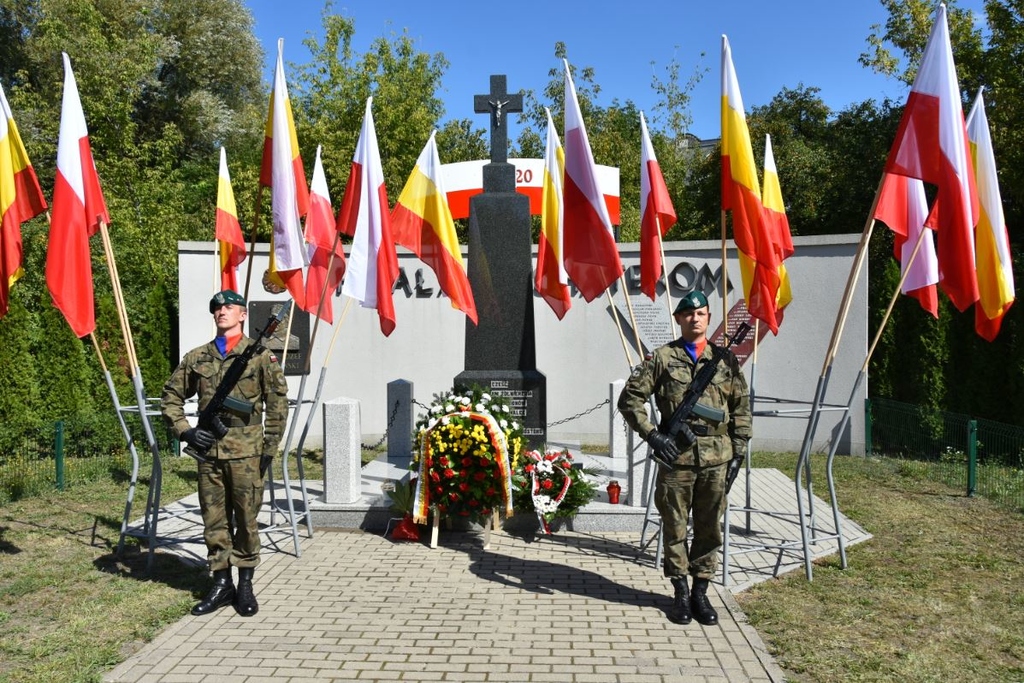 żołnierze przed pomnikiem