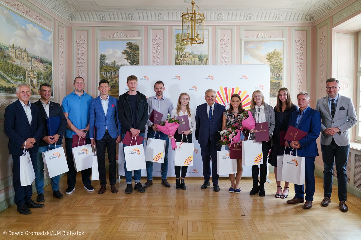 Lekkoatleci w szeregu z prezydentem