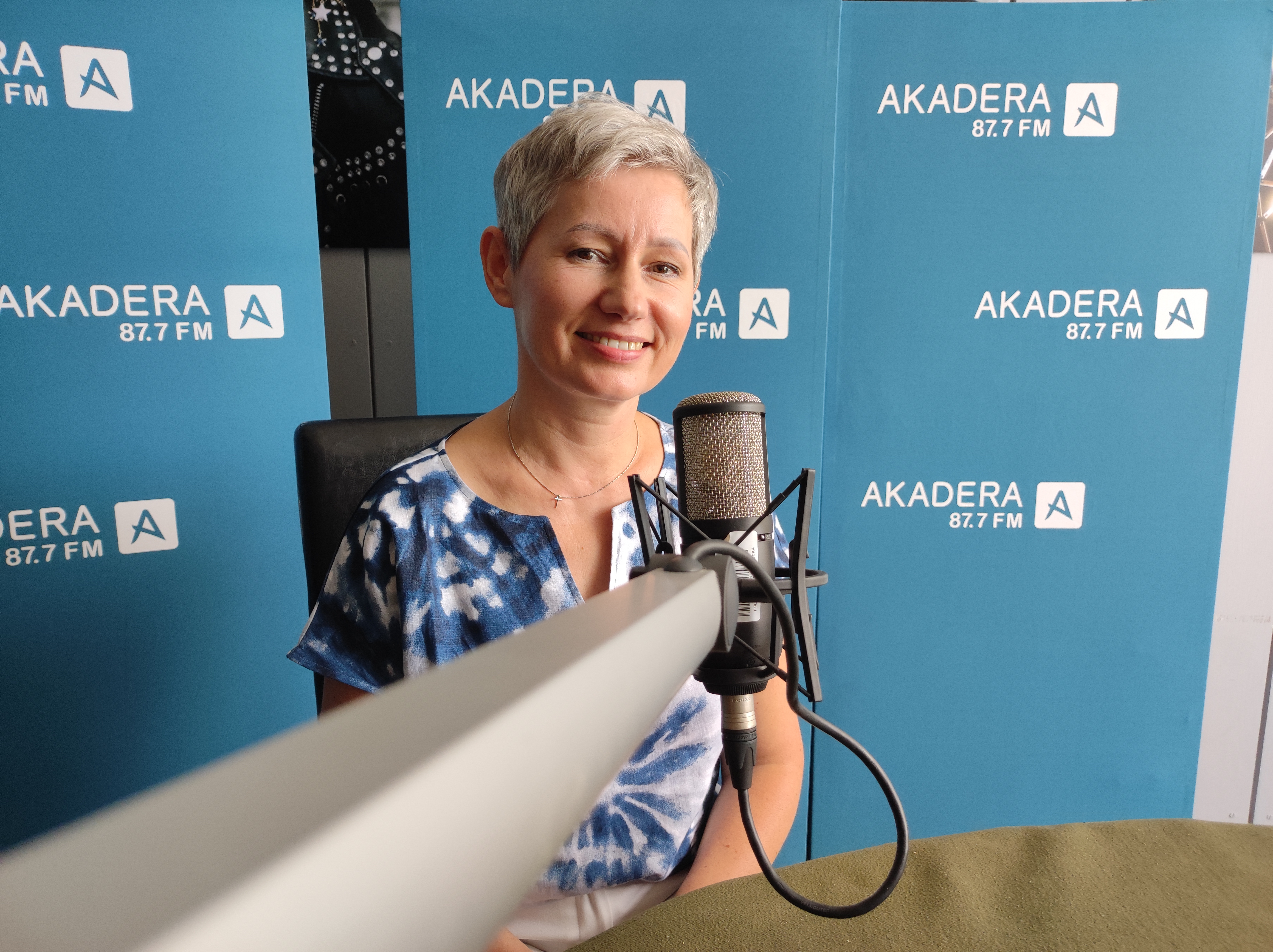 Kobieta w studiu radiowym