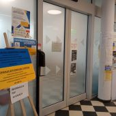 Wejsćie z tablicami inforacyjnymi do punku na dworcu