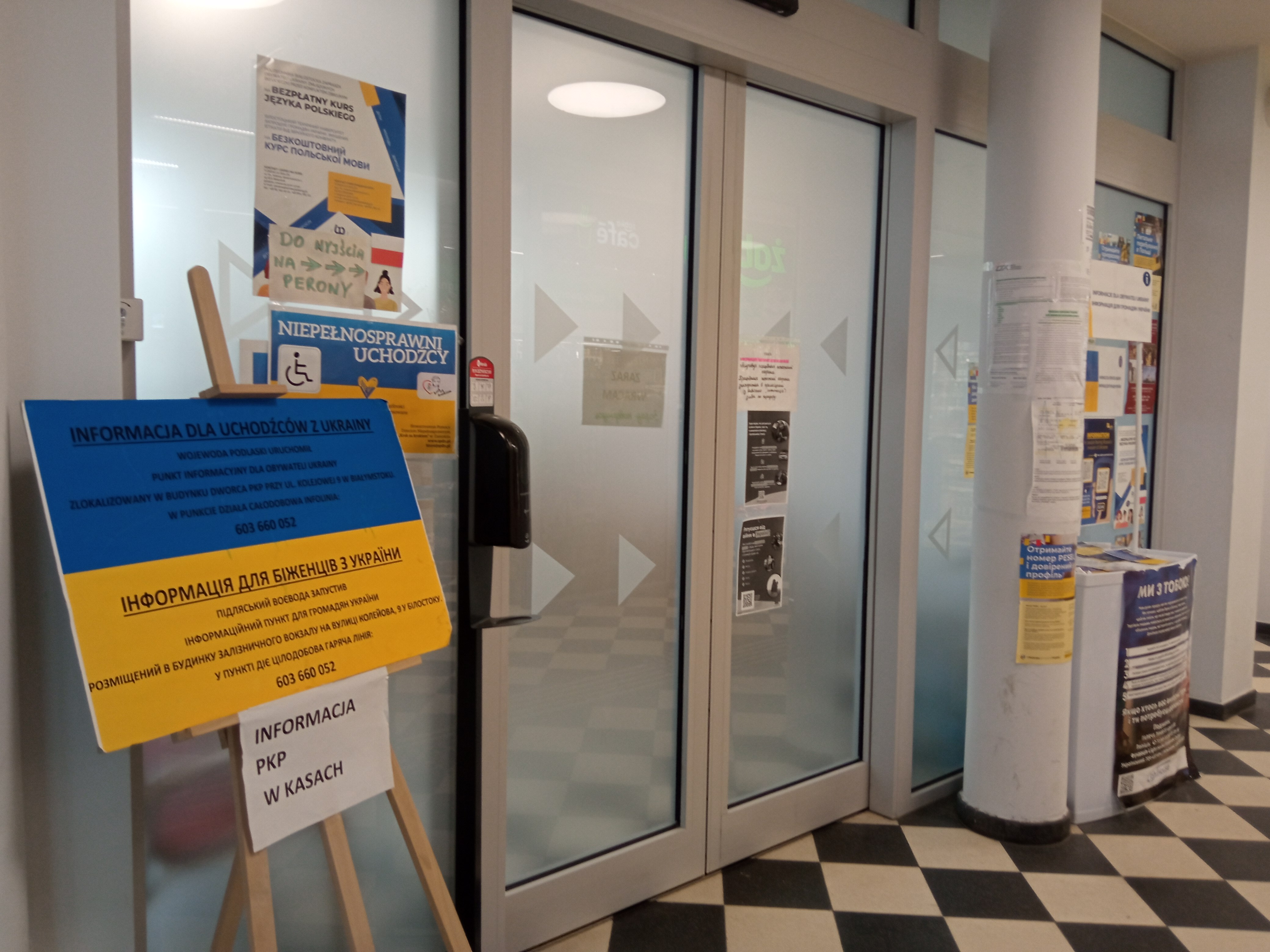 Wejsćie z tablicami inforacyjnymi do punku na dworcu