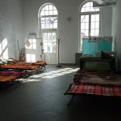 Przygotowane polowe łózka dla uchodźców na sali na dworcu pkp