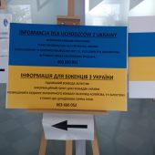 Tablica informacyjna w języku polskim i ukraińskim