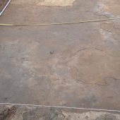 Miejsce z wyrównaną zieemią w wykopie archeologicznym