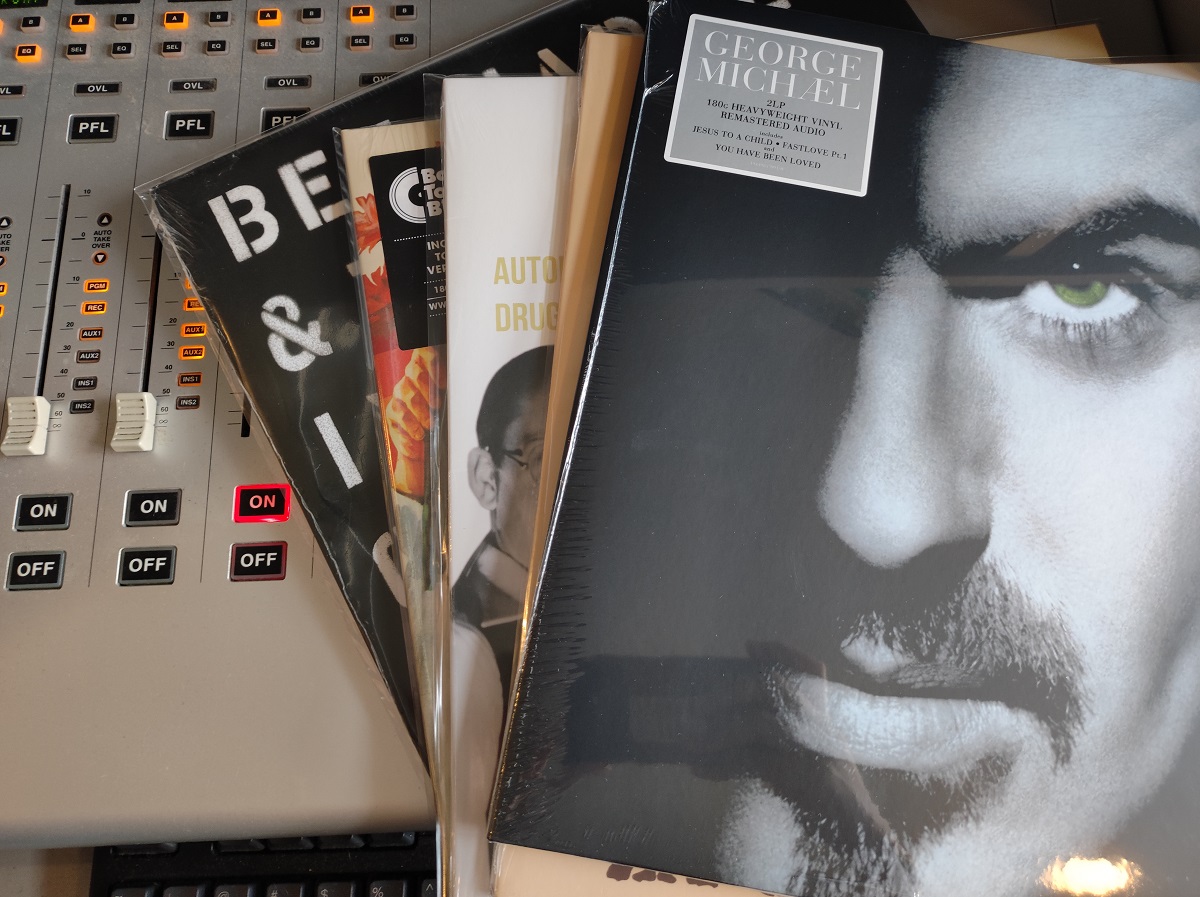 płyty winylowe na konsolecie radiowej