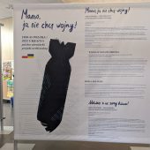 Plansza, na której jest tytuł i opis wystawy