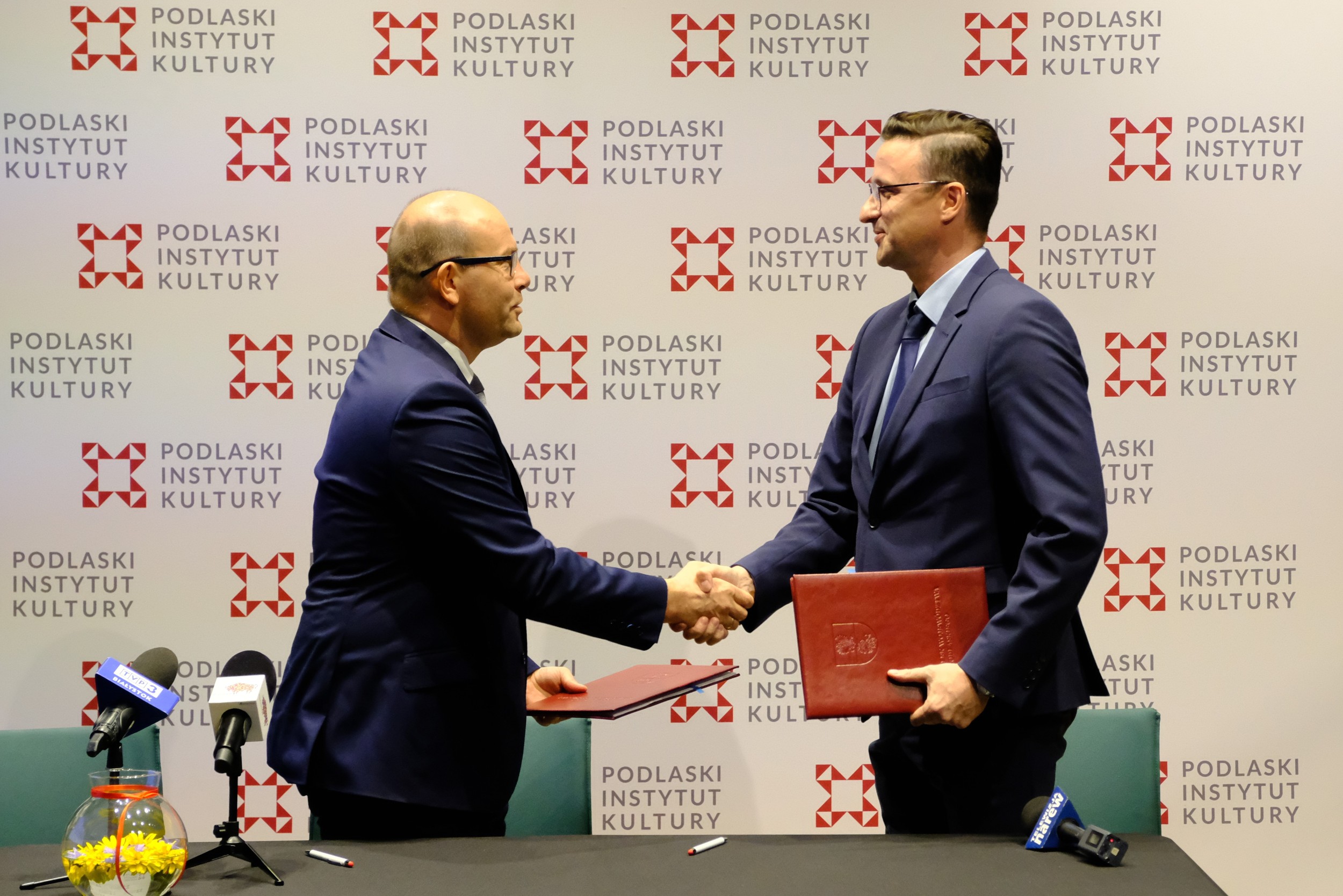 Dwóch mężczyzn ściska sobie dłonie