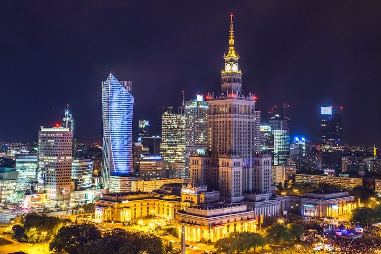 Oświetlony Pałac Kultury nocą