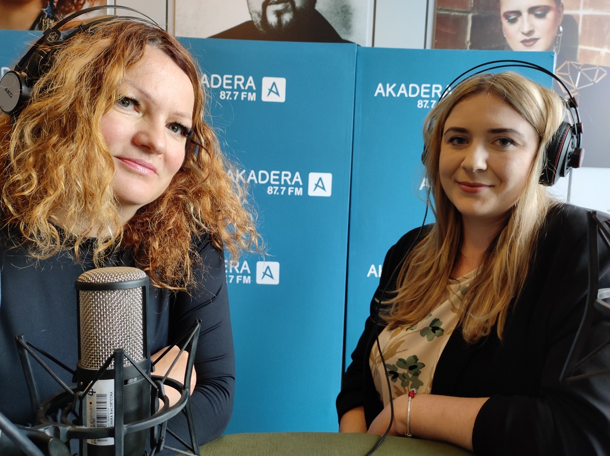 Dwie kobiety w radiowym studio