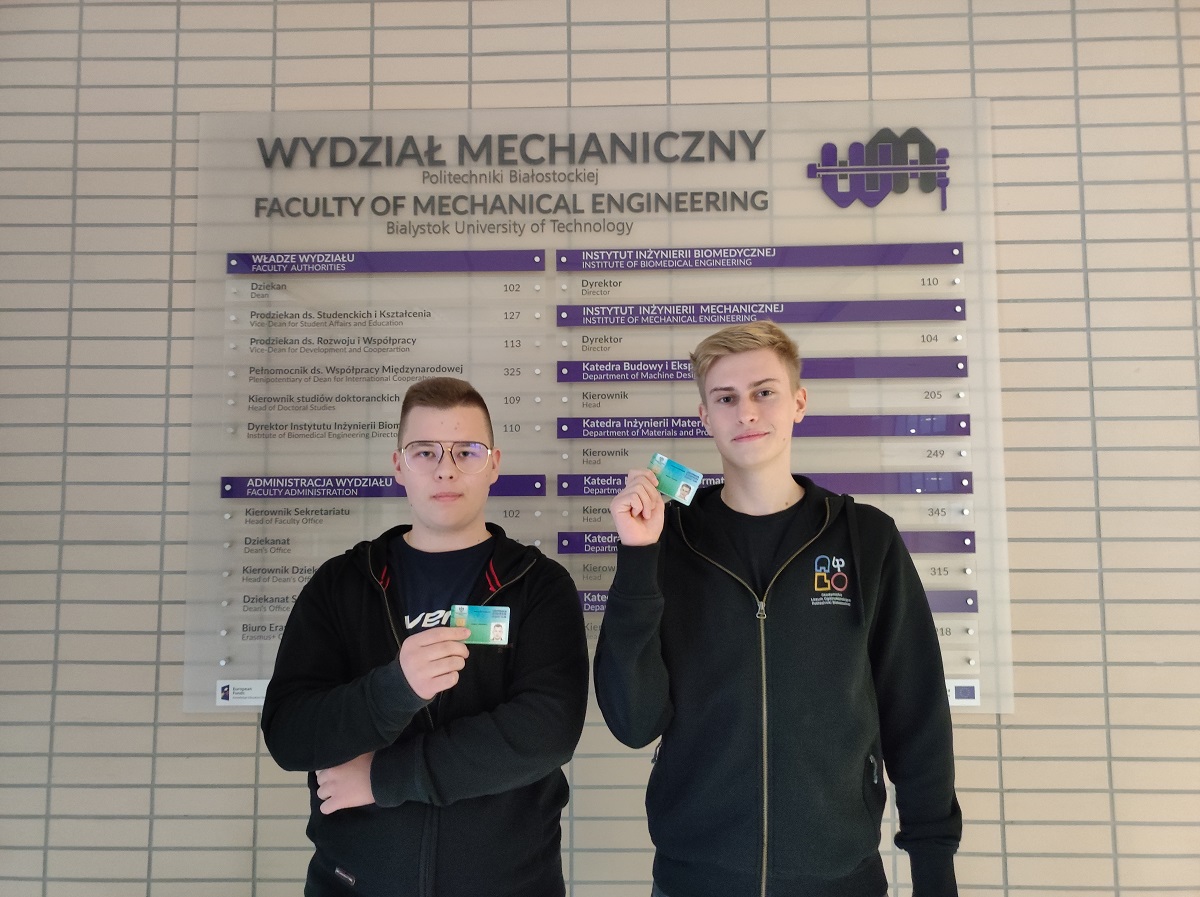 Studenci przed siedzibą wydziału