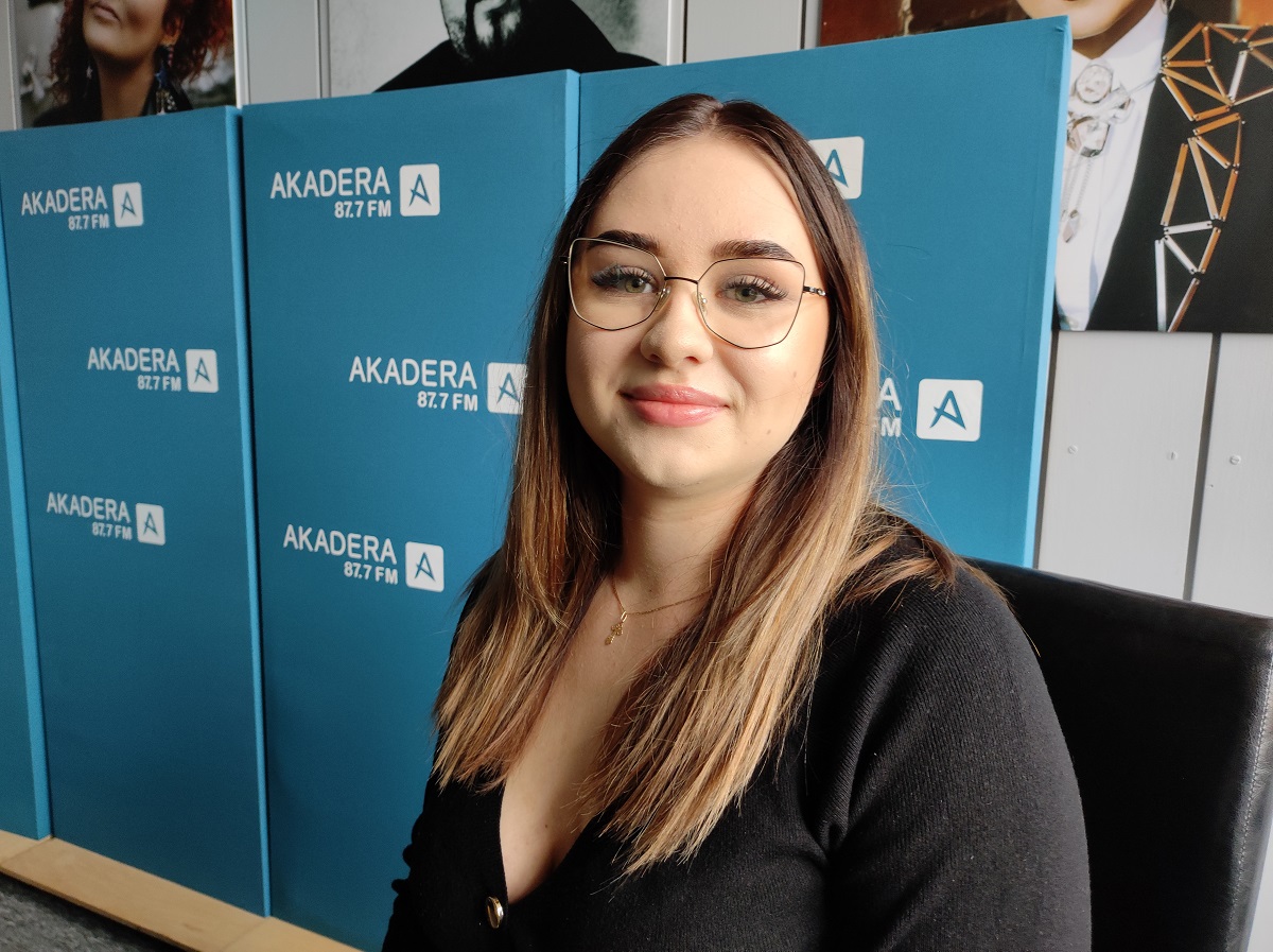 Młoda dziewczyna w studiu