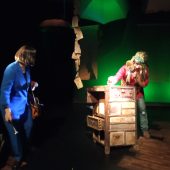 Fragment spektaklu Ślimak, na scenie aktorzy