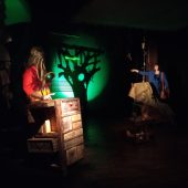 Fragment spektaklu Ślimak, na scenie aktorzy