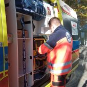 Sanitariusz obsługuje sprzęt w nowoczesnej karetce