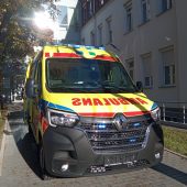 Nowa karetka stoi przy budynku szpitala
