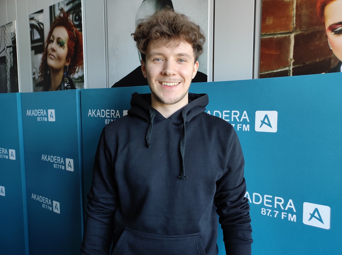 Młody chłopak w radiowym studio