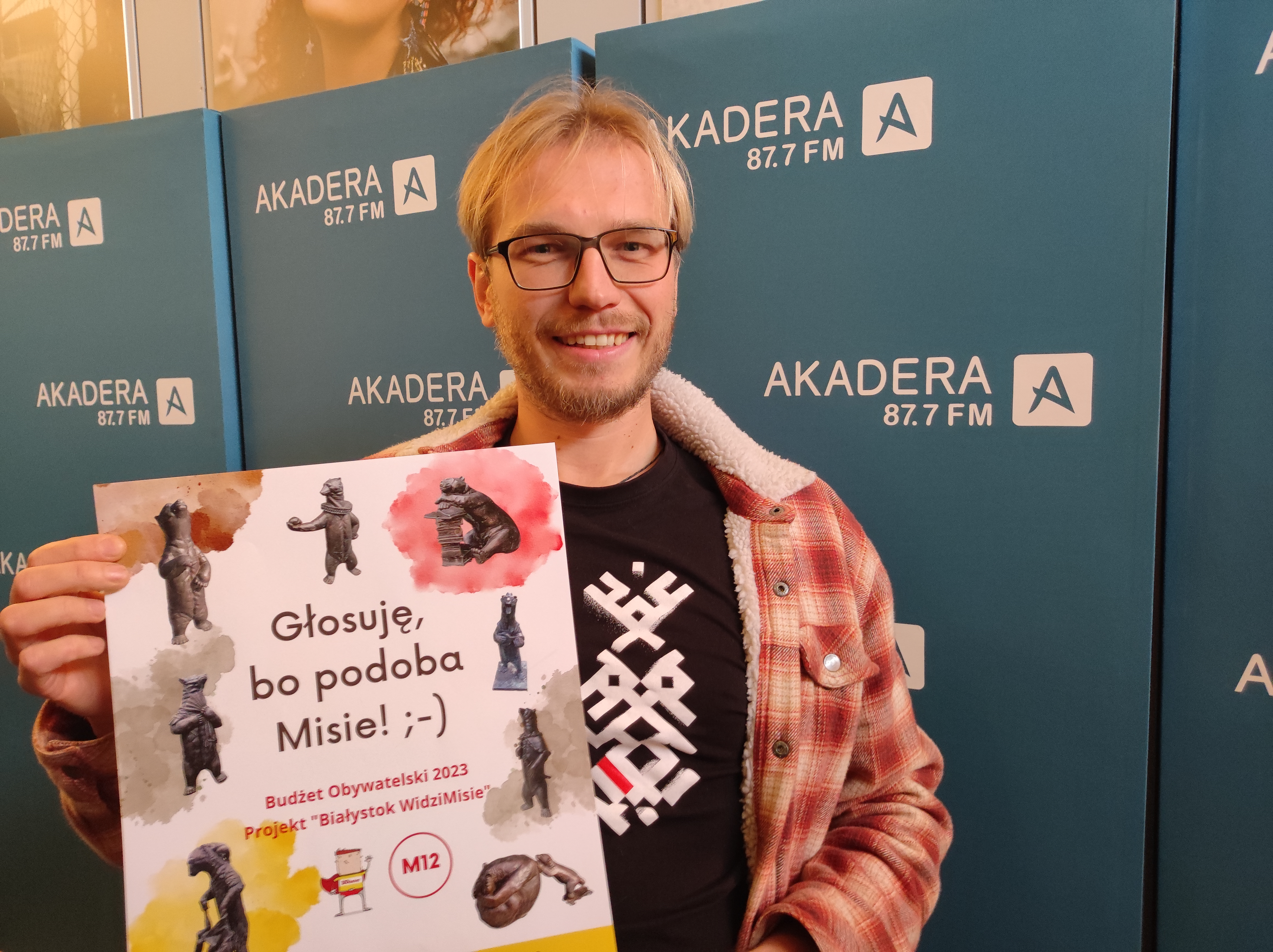 Chłopak z plakatem