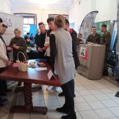 Stoiska firm oferujących pracę, studenci rozmawiaja z przedstawicielami