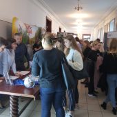 Stoiska firm oferujących pracę, studenci rozmawiaja z przedstawicielami