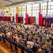 Widok z góry na salę. Pedagodzy i goście siedza na krzesłach