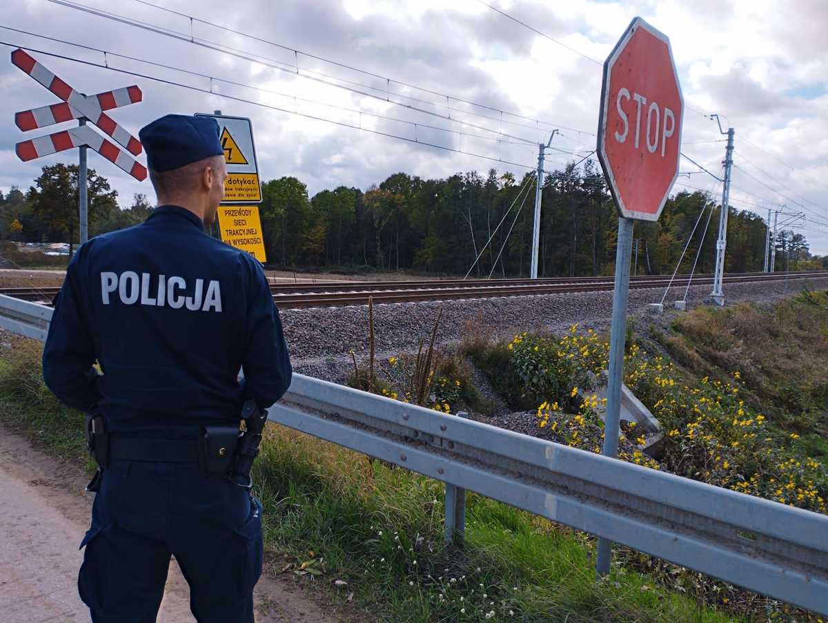 Policjant przy torowisku