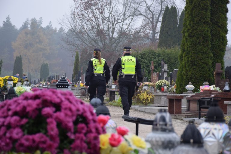 Strażnicy miejscy kontrolują białostockie cmentarze
