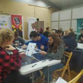 Ludzie siedzą przy stolikach i grają w gry planszowe