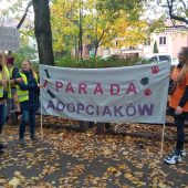 Kobiety stoją z transsparentem
