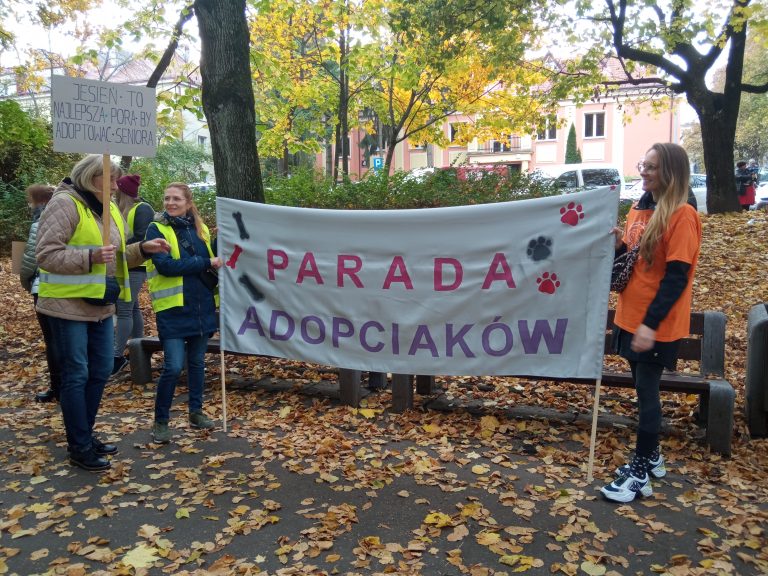 Kobiety stoją z transsparentem