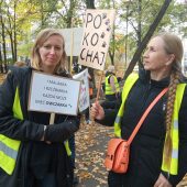 Kobiety stoją z transsparentem