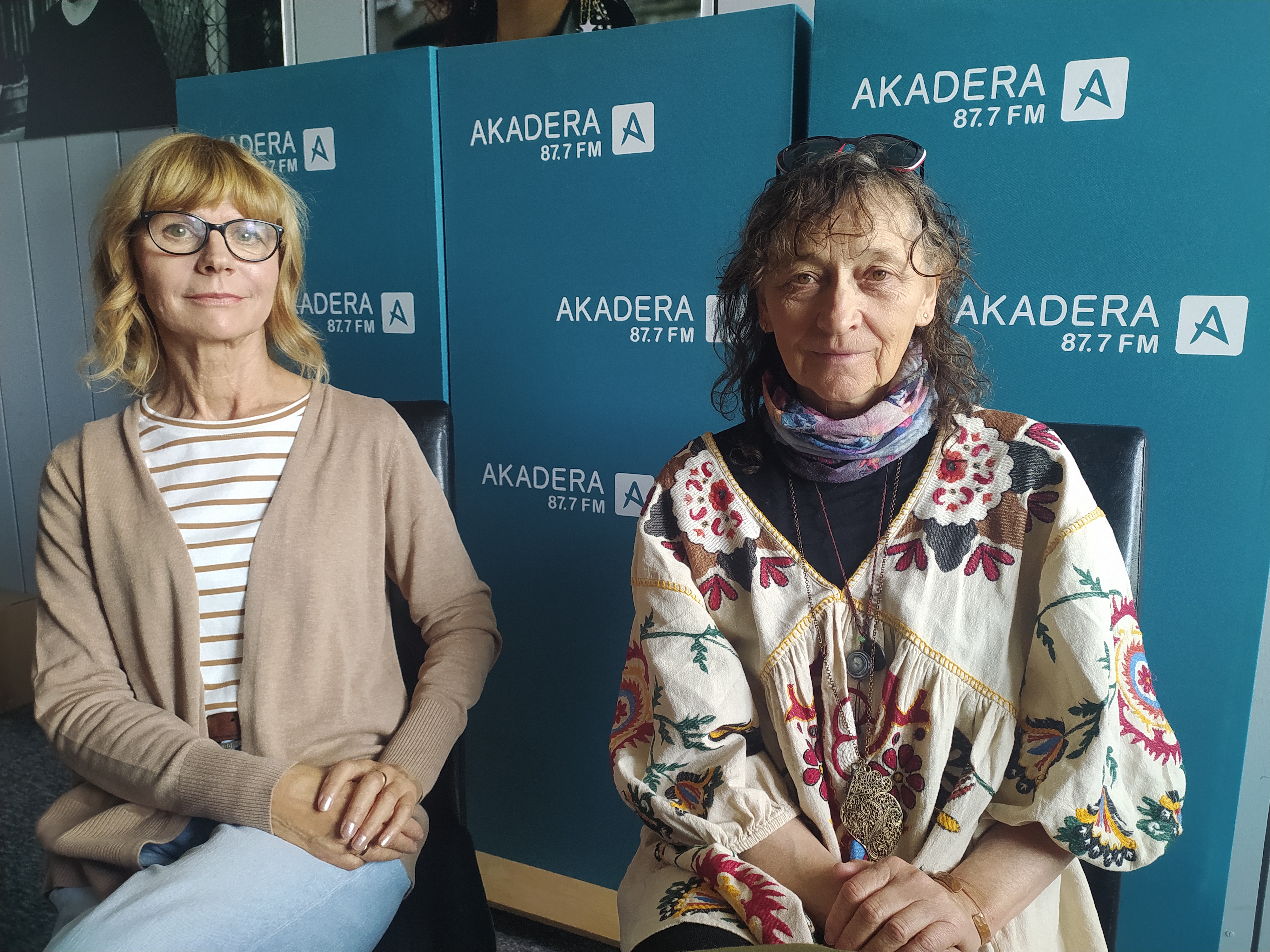 Dwie kobiety siedzą w studio radiowym