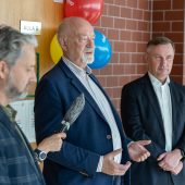 Trzech mężczyzn i kobieta stoją obok siebie na konferencji prasowej