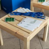 Stolik wraz z długopisami i gadżetami