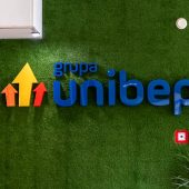 Napis na zaaranżowanej ścianie unibep
