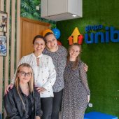 Cztery kobiety stoją obok siebie na tle napisu unibep