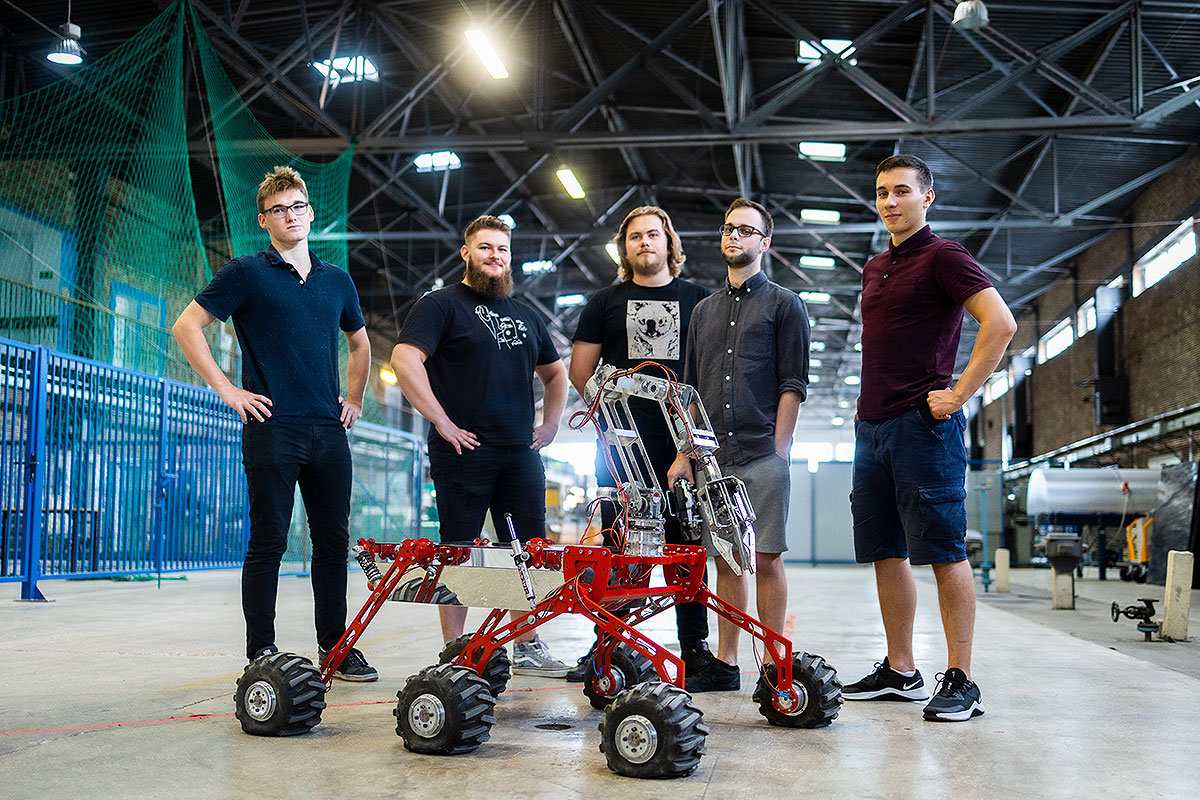 Studenci w hali wydziału mechanicznego