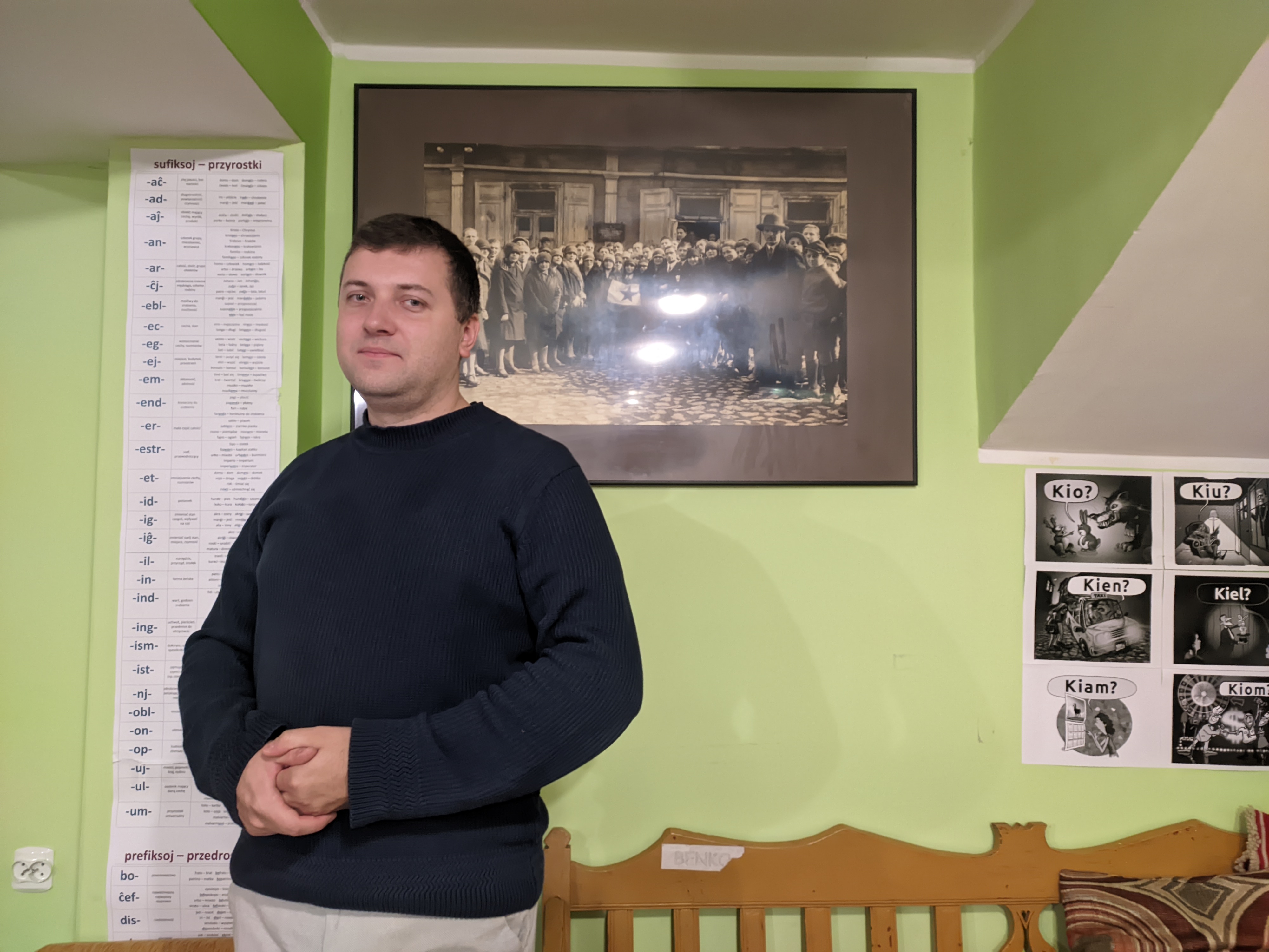 Mężczyzna na tle starego zdjęcia